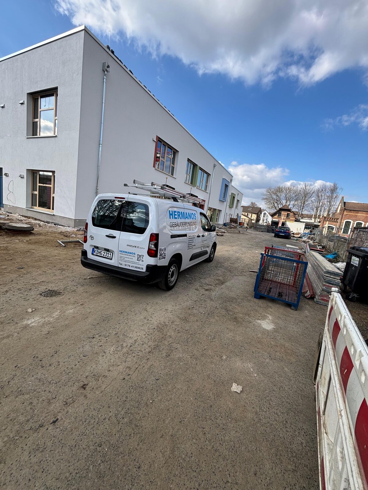 Hermanos Gebäudereinigung bei einer Bauendreinigung auf einer Baustelle in Köln