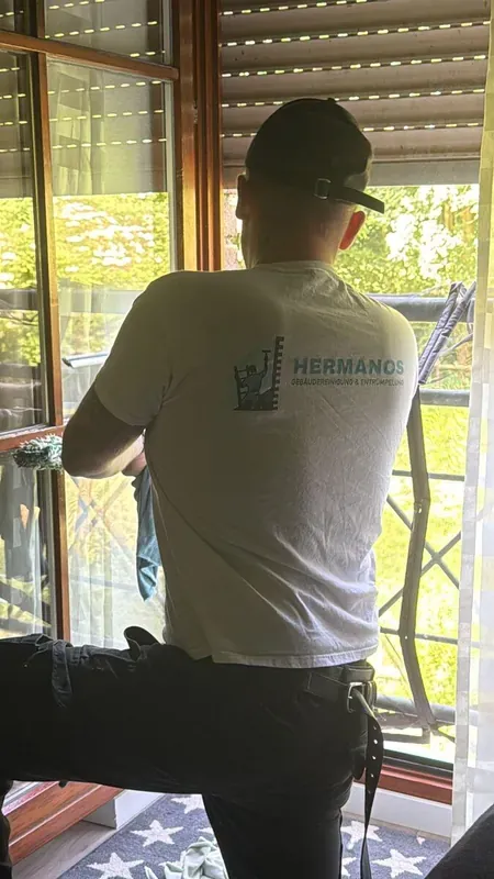 Hermanos Gebäudereinigung Mitarbeiter bei der Fensterreinigung in Köln